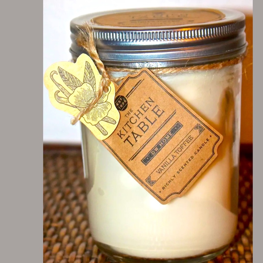 DW HOME VANILLA TOFFEE CANDLE RICHLY SCENTED NEW